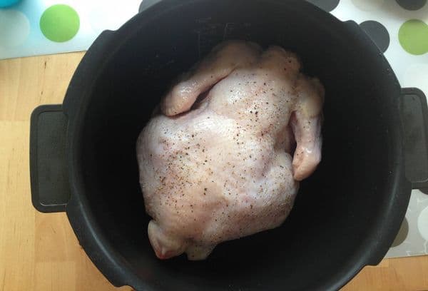 Pollo in una pentola a cottura lenta