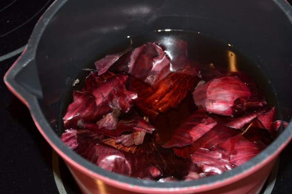 Preparazione del decotto di buccia di cipolla