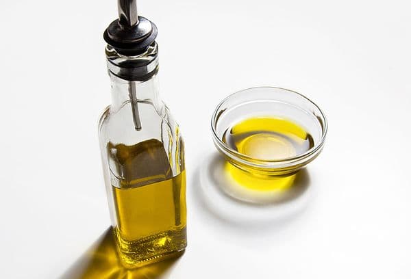 Olio in una bottiglia di vetro