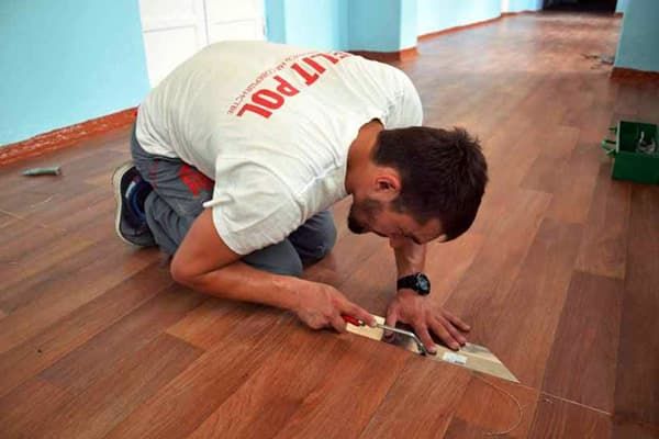 Riparazione di una cucitura su linoleum