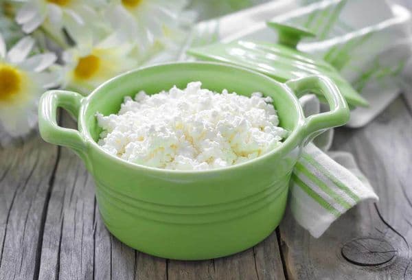 Ricotta in una casseruola verde