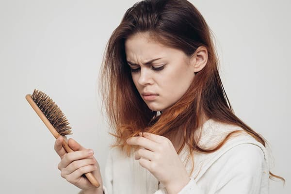 I capelli della ragazza stanno cadendo