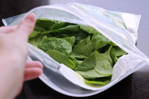 Foglie di spinaci in un pacchetto