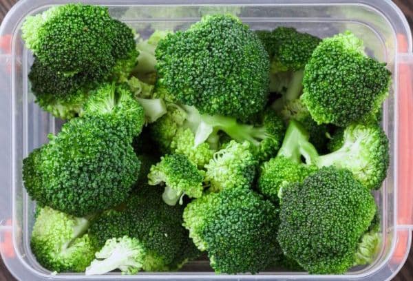 Broccoli in un contenitore di plastica