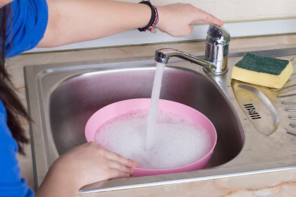 Soluzione detergente in un bacino