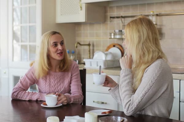 Le donne bevono tè in cucina