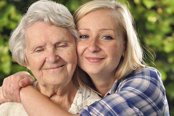 La donna abbraccia la mamma