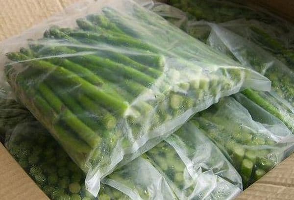 Baccelli di asparagi in cellophane