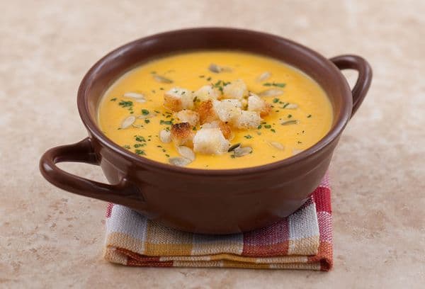 Zuppa di purea di zucca congelata