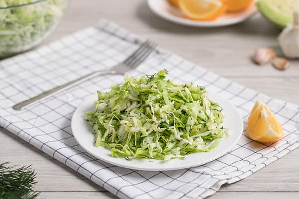 Insalata leggera e utensili da cucina