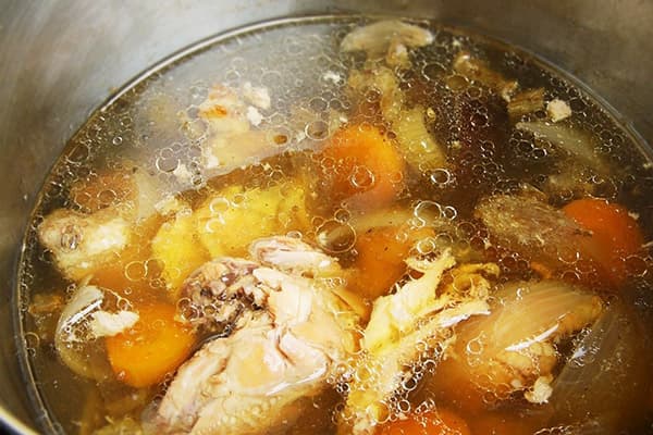 Brodo di carne trasparente