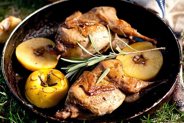 Pollo al forno con mele cotogne