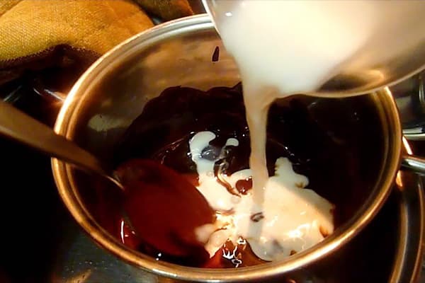 Preparare la glassa al cioccolato per la torta