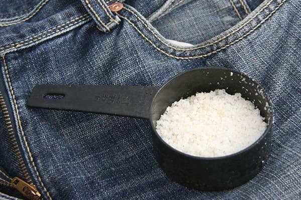 Salt against the smell of clothing