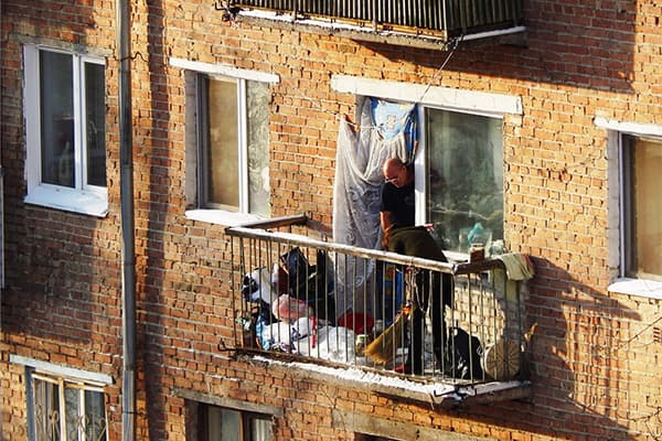 Ciarpame sul balcone