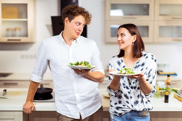 Coppia con piatti di insalata