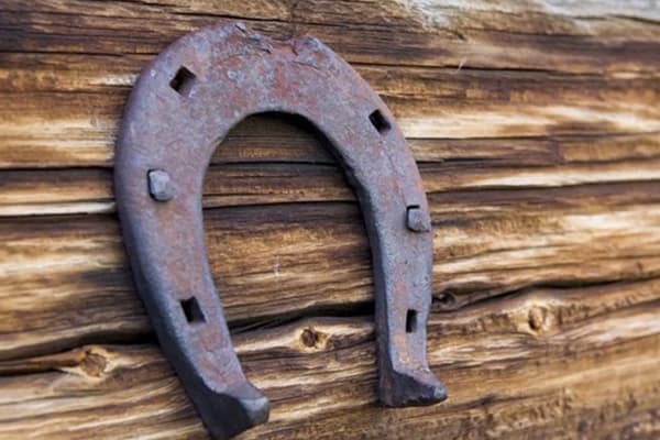 Vecchio ferro di cavallo sul muro di una casa di campagna