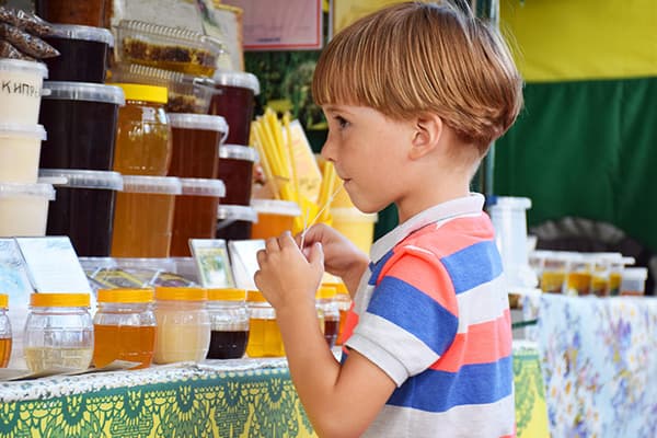 Il ragazzo ha un sapore di miele in fiera