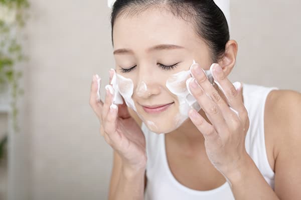 Ragazza che lava con il sapone