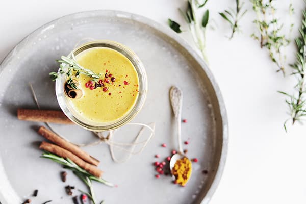 Latte di curcuma e altre spezie