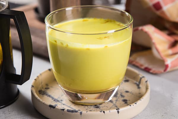 Un bicchiere di latte con curcuma