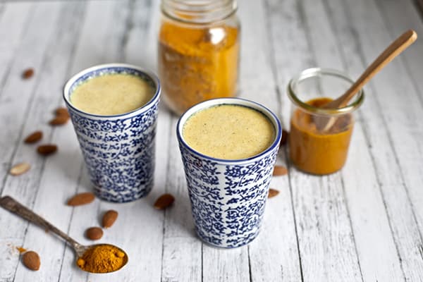 Latte dorato e pasta di curcuma